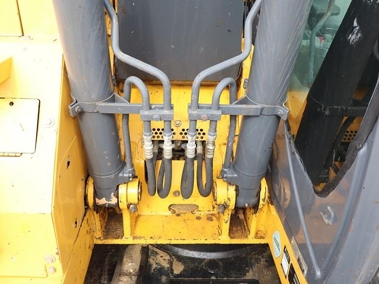 2016-deere-135g-image-28
