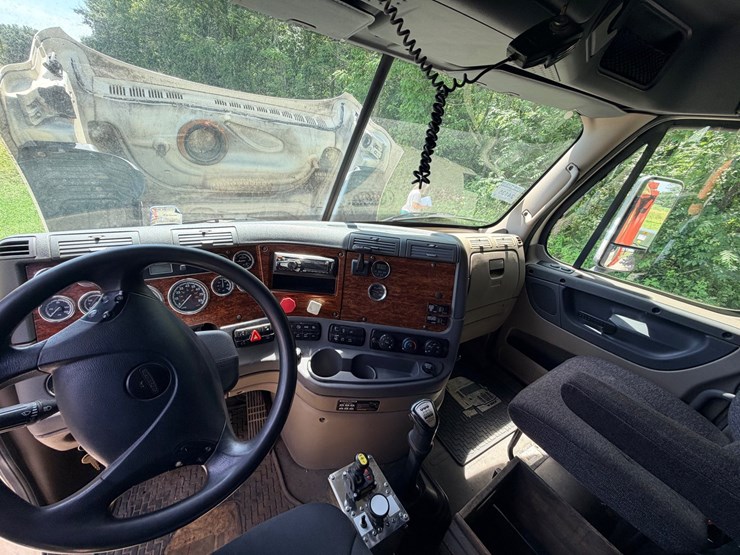 2012-freightliner-cascadia-125-image-66