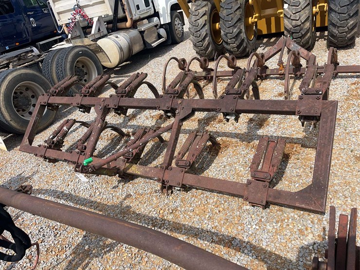 8-row-chisel-plow-image-3