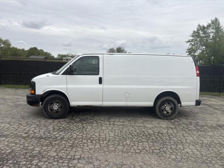 2010-chevrolet-express-g2500-image-2