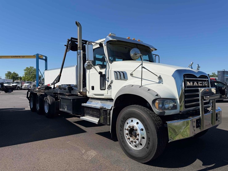 2020-mack-granite-104fr-image-2