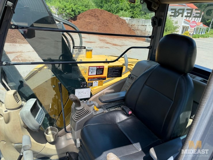 2011-deere-75d-image-16