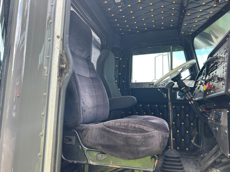 1984-peterbilt-359-image-13