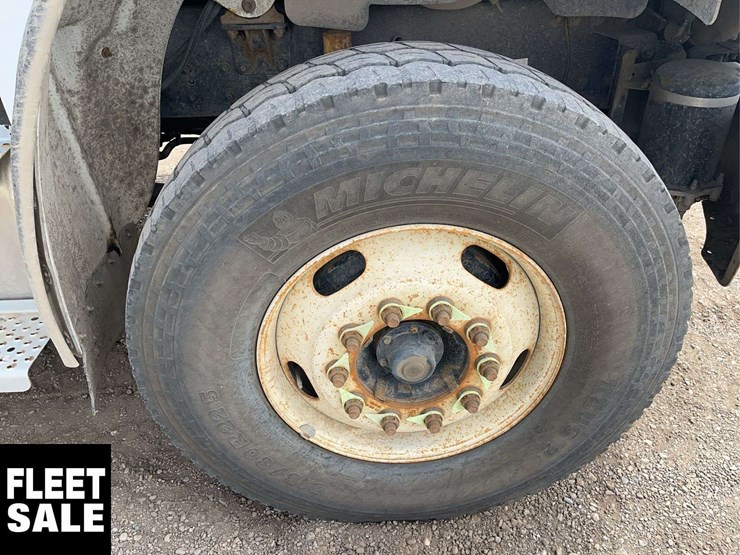 2008-freightliner-m2-106-image-12