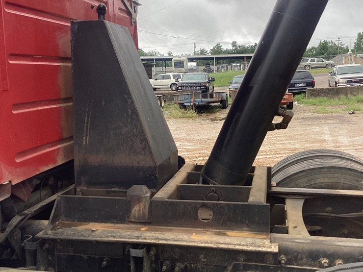 #519-•-2005-volvo-tri-axle-dump-truck---crump,-tn-image-5