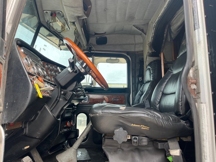 2002-peterbilt-379-image-18