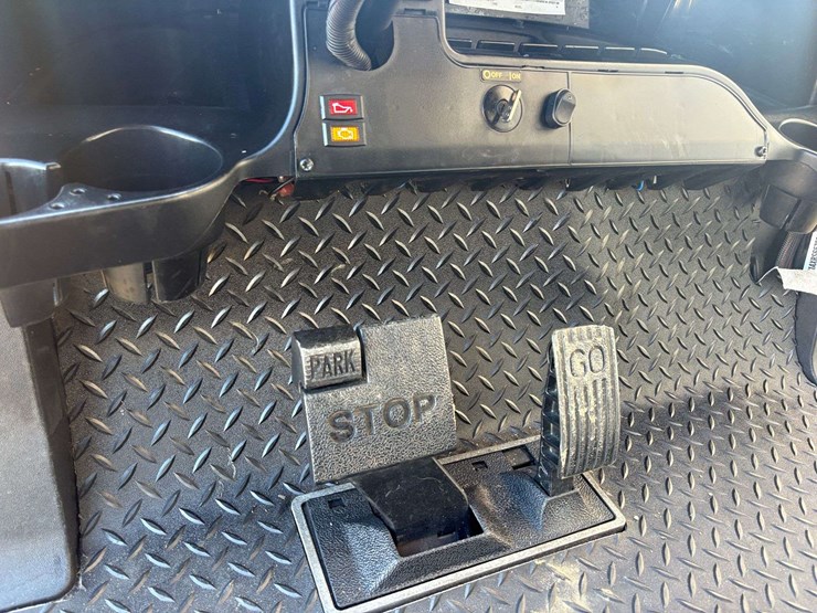 2025-club-car-6-seater-gas-golf-cart-image-9
