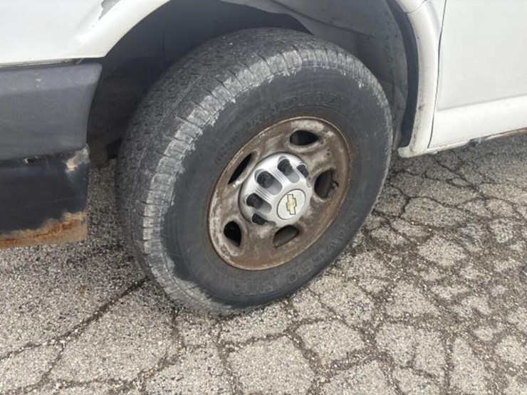 2010-chevrolet-express-g2500-image-8