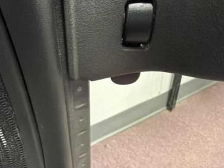 (2)-office-chairs-with-adjustable-arm-rest-image-3