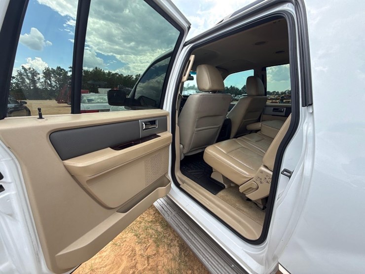 2011-ford-expedition-image-6