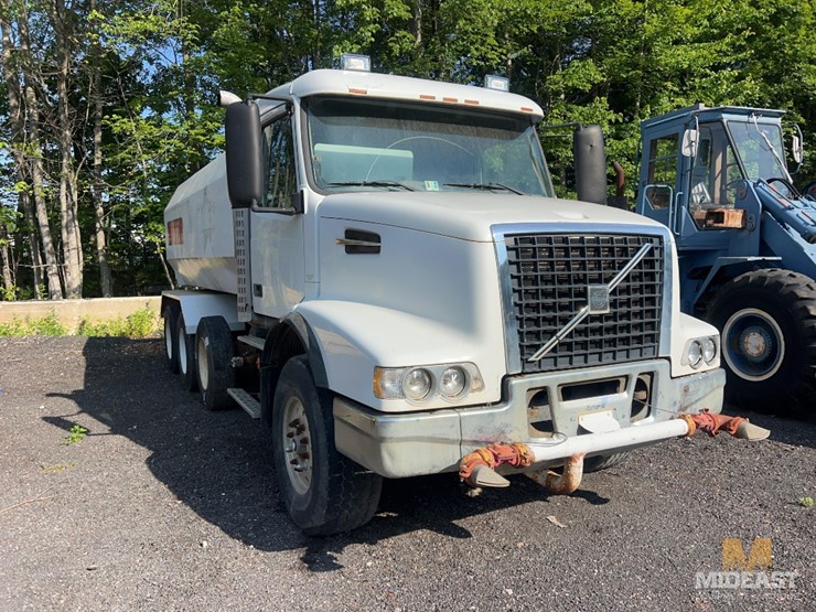 2002-volvo-vhd64b200-image-3