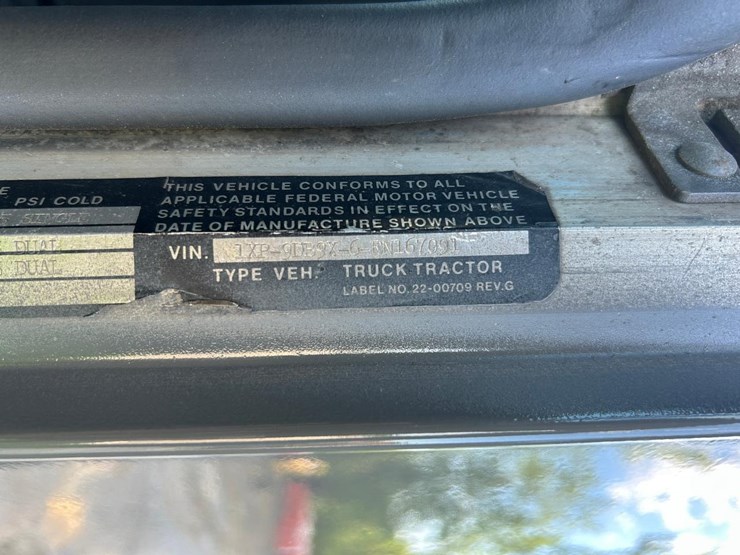 1984-peterbilt-359-image-32