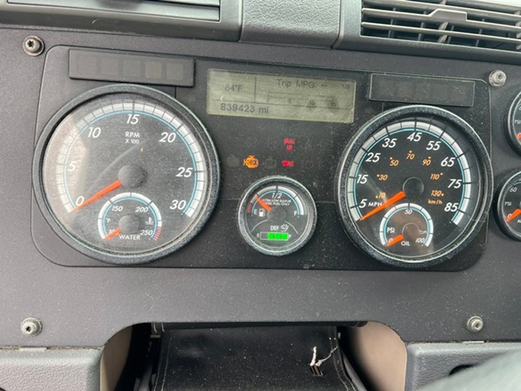 2015-freightliner-cascadia-125-image-14