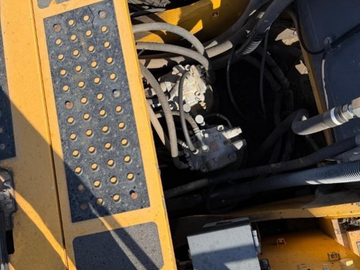 2015-deere-470g-lc-image-32