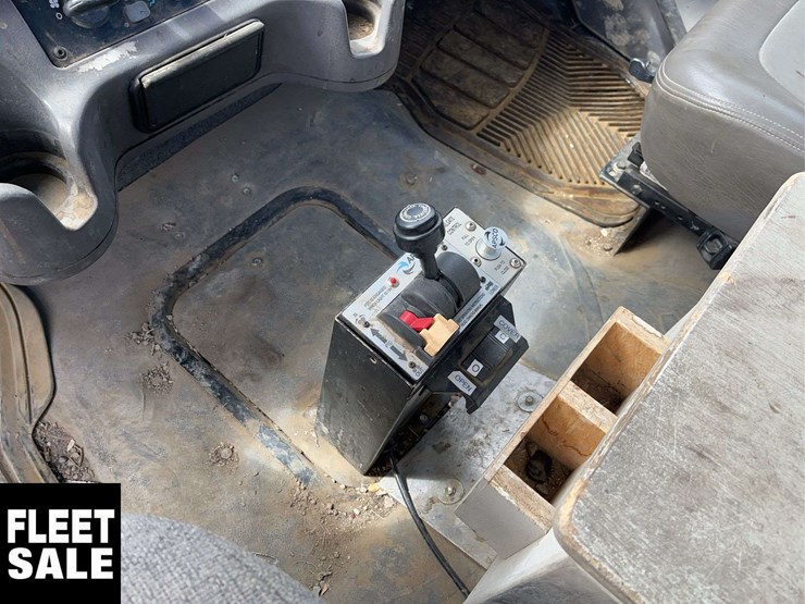 2008-freightliner-m2-106-image-16