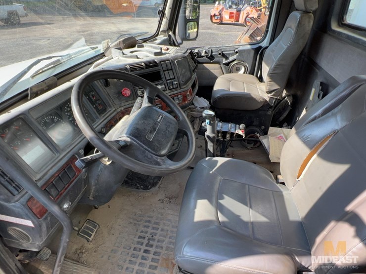 2002-volvo-vhd64b200-image-19