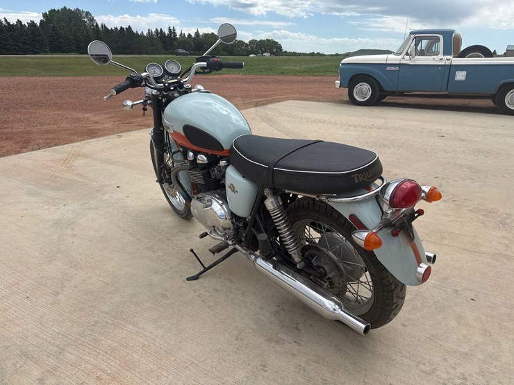 2009-triumph-bonneville-t100-motorcycle-image-5