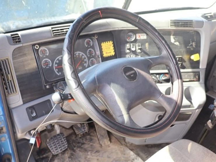 2013-freightliner-columbia-120-image-32