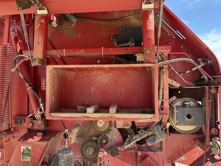 new-holland-br750-image-7
