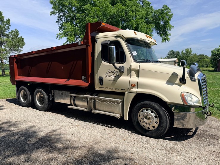2012-freightliner-cascadia-125-image-16
