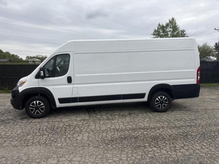 2023-dodge-3500-image-2
