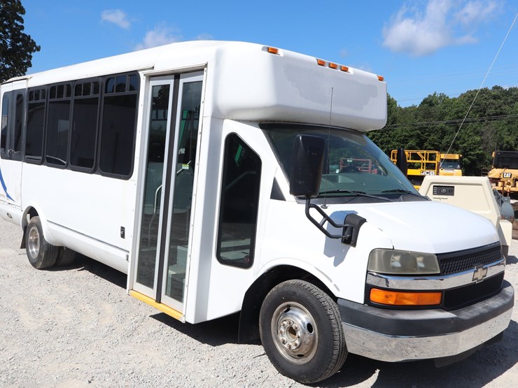 #309-•-15-passenger-church-van-image-4