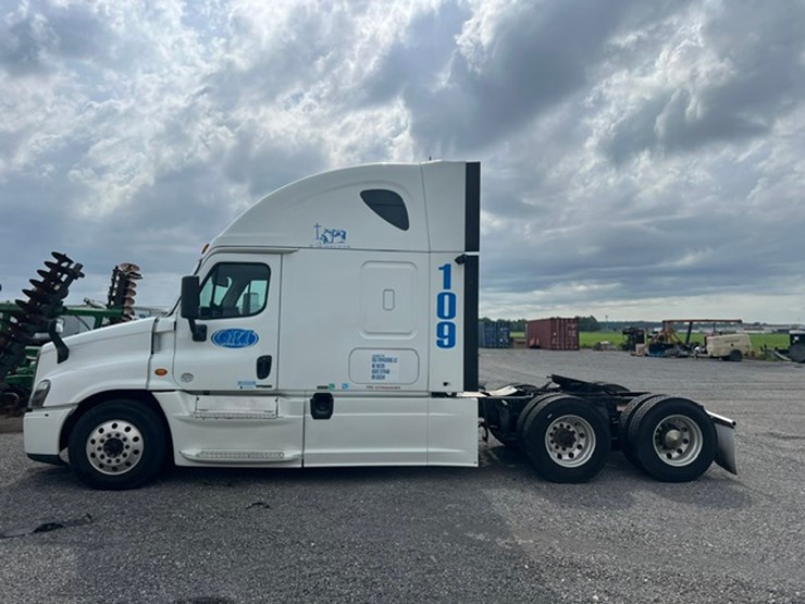 2015-freightliner-cascadia-125-image-2