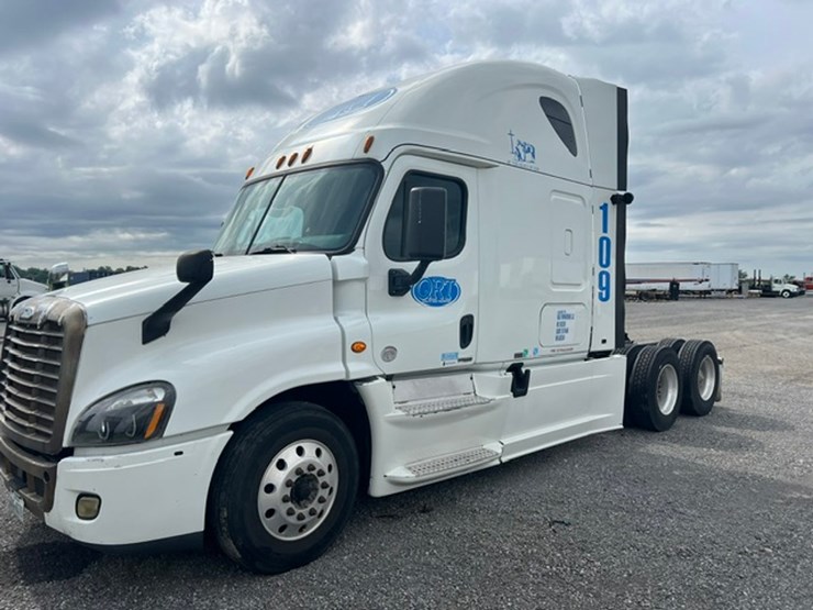 2015-freightliner-cascadia-125-image-1