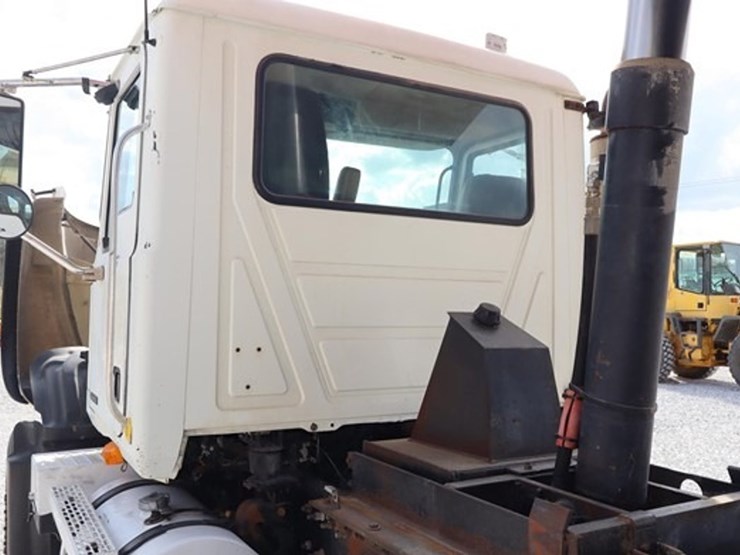 #516-•-2007-mack-cv713-tri-axle-dump-truck-image-32