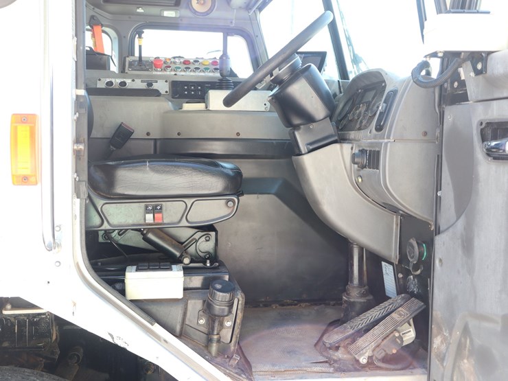 2019-peterbilt-520-image-24