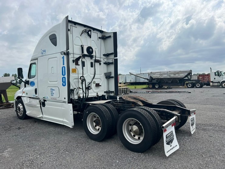 2015-freightliner-cascadia-125-image-12