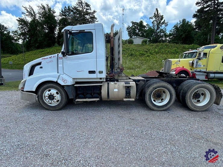 2011-volvo-vnl64t-day-cab-t/a-truck-tractor-image-2