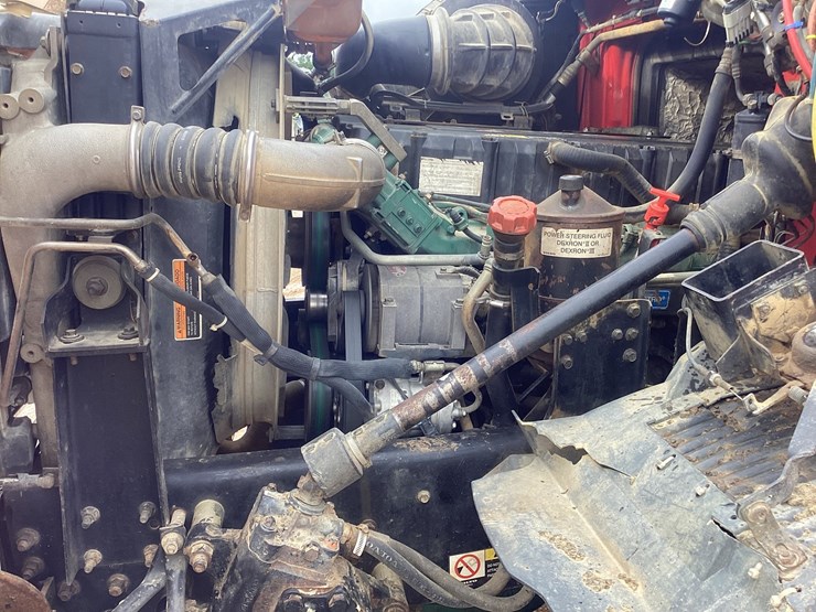 #519-•-2005-volvo-tri-axle-dump-truck---crump,-tn-image-12