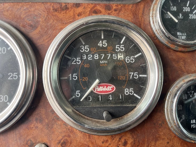 2002-peterbilt-379-image-21