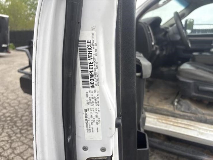 2014-dodge-3500-image-27