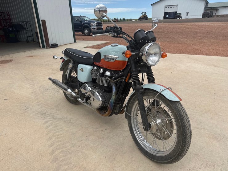 2009-triumph-bonneville-t100-motorcycle-image-2