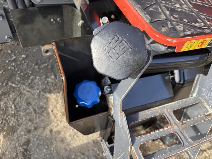 2018-kubota-m5-111d-image-32