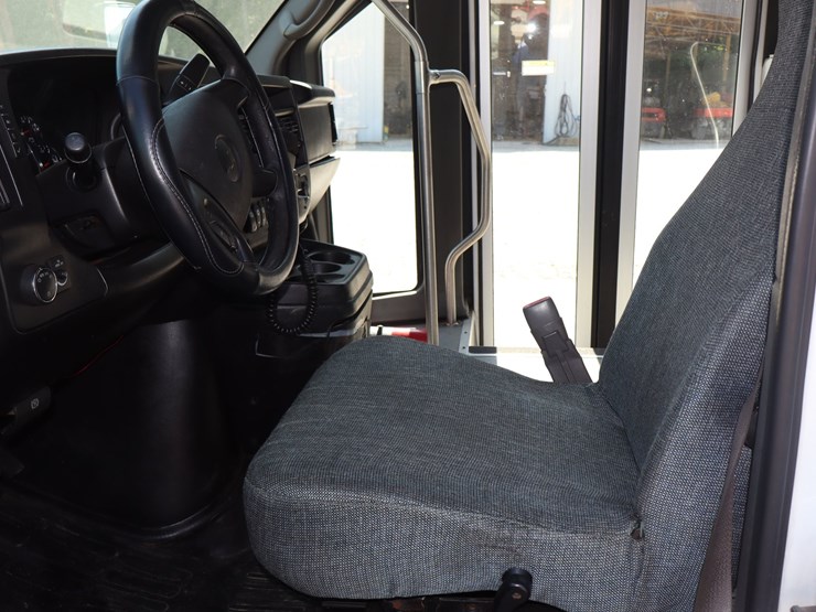 #309-•-15-passenger-church-van-image-8