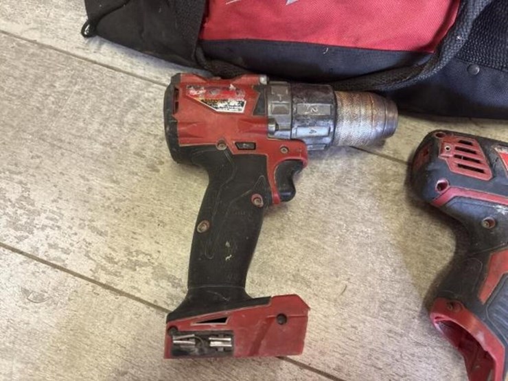 milwaukee-power-tools-and-charger-image-4