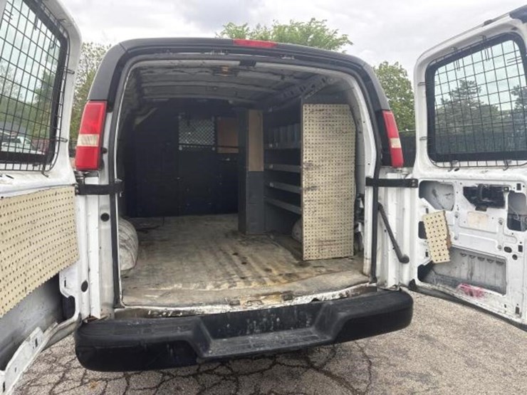 2010-chevrolet-express-g2500-image-13