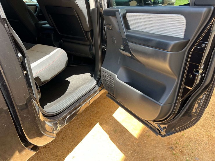 2012-nissan-titan-image-28