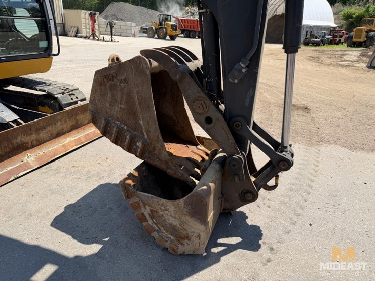 2011-deere-75d-image-11