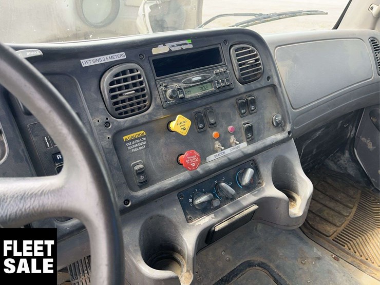 2008-freightliner-m2-106-image-15