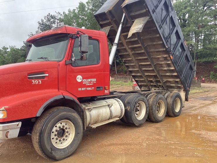 #519-•-2005-volvo-tri-axle-dump-truck---crump,-tn-image-1