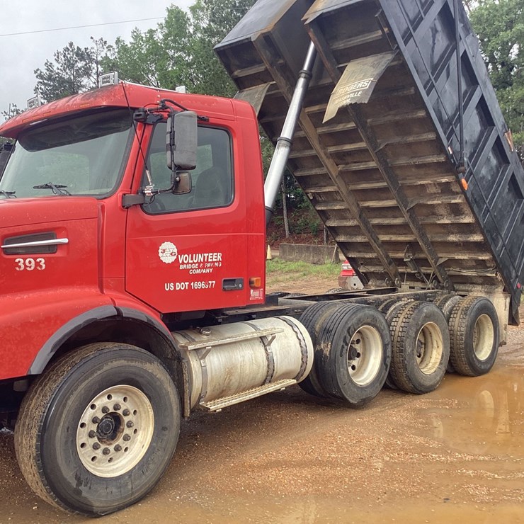 #519 • 2005 VOLVO TRI-AXLE DUMP TRUCK - CRUMP, TN