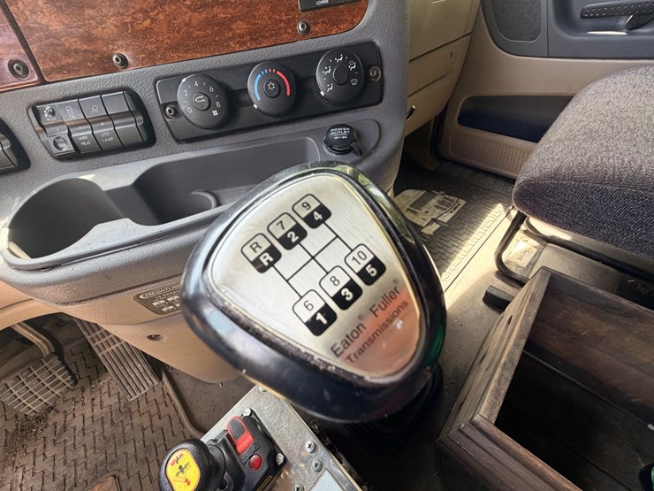 2012-freightliner-cascadia-125-image-81