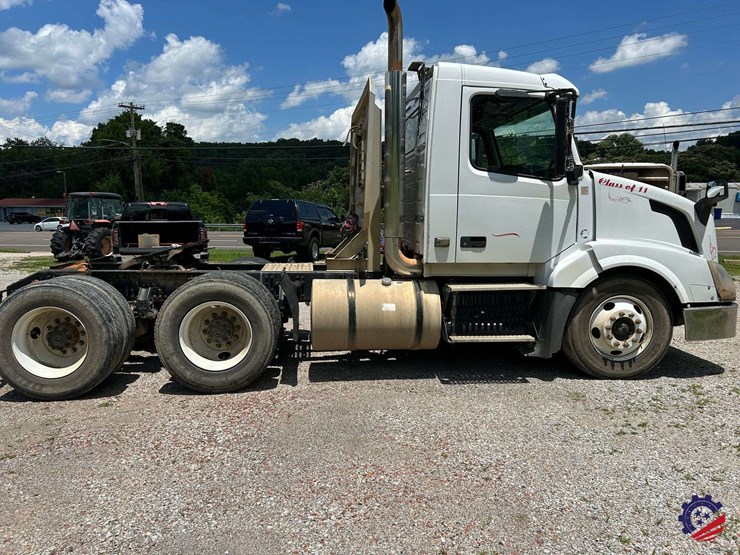 2011-volvo-vnl64t-day-cab-t/a-truck-tractor-image-6