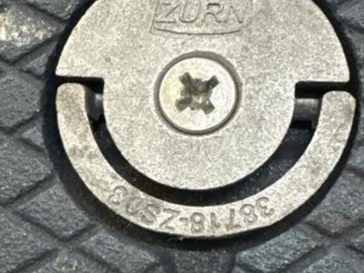 (4)-turn-adjustable-level-cast-iron-cleanout-image-2
