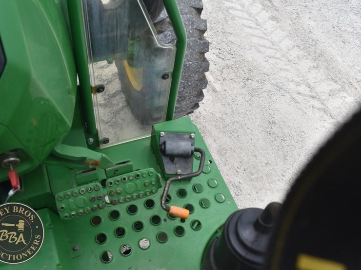 2021-john-deere-5045e-image-33