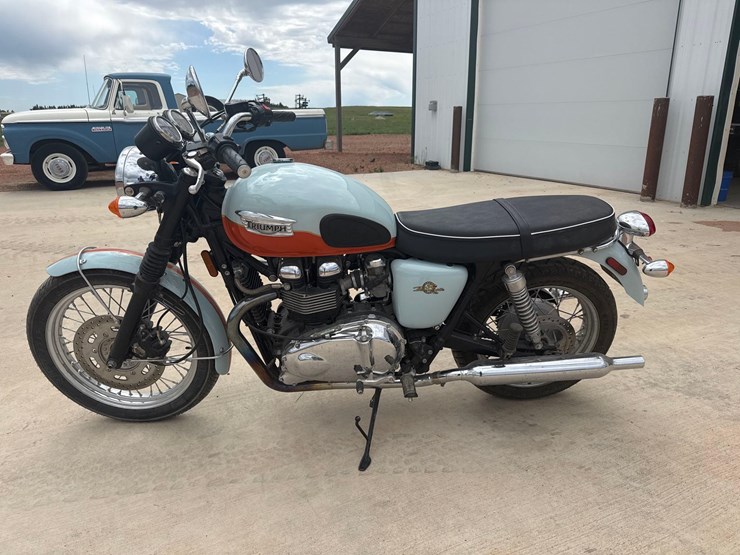 2009-triumph-bonneville-t100-motorcycle-image-4